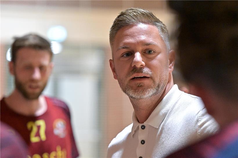 Rümelingen Fußballteam mit Trainer Yves Braconnier ungeschlagen in der Relegation auf dem Spielfeld