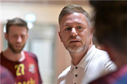 Rümelingen Fußballteam mit Trainer Yves Braconnier ungeschlagen in der Relegation auf dem Spielfeld