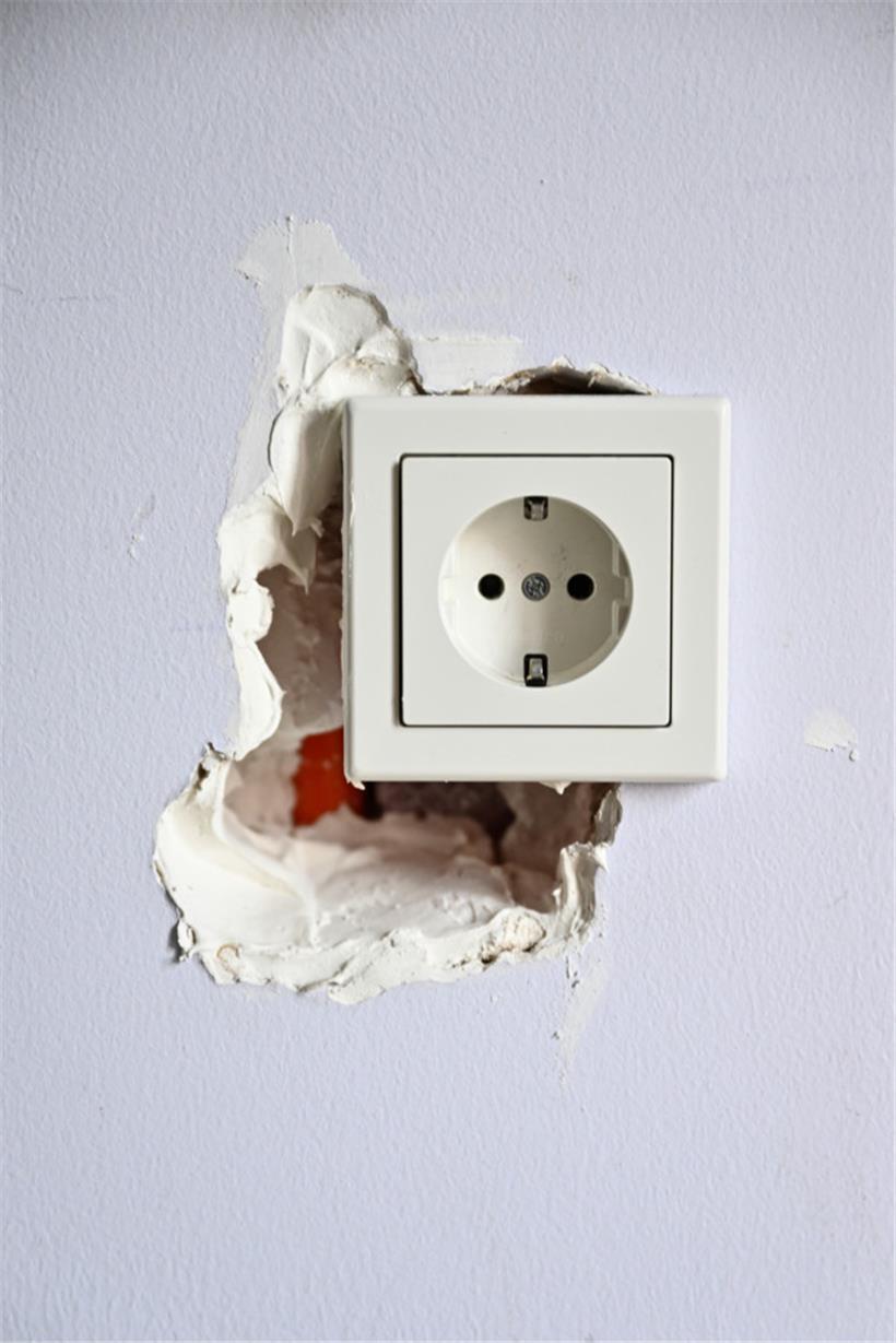 Unter Zeitdruck wurden Mauern verputzt und gestrichen, bevor der Elektriker über...