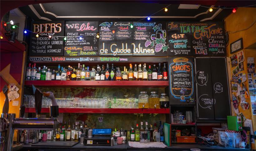 Unter anderem Bier, Wein und den Cocktail des Hauses „Tea Time“ kann man an der ...