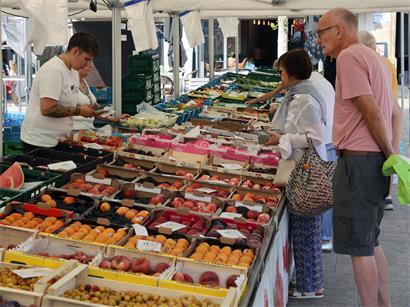 Unter anderem Obst und Gemüse kann man auf dem Frischmarkt im Herzen der Hauptstadt kaufen