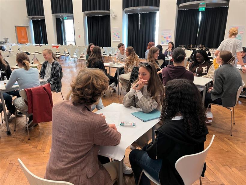 Unter anderem die Frage nach der persönlichen Einbringung in die EU stellten sich die Schüler
