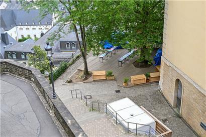 Unter anderem die Treppen der „Montée du Grund“ gilt es am 13. August zu meistern – mit beladenem Serviertablett
