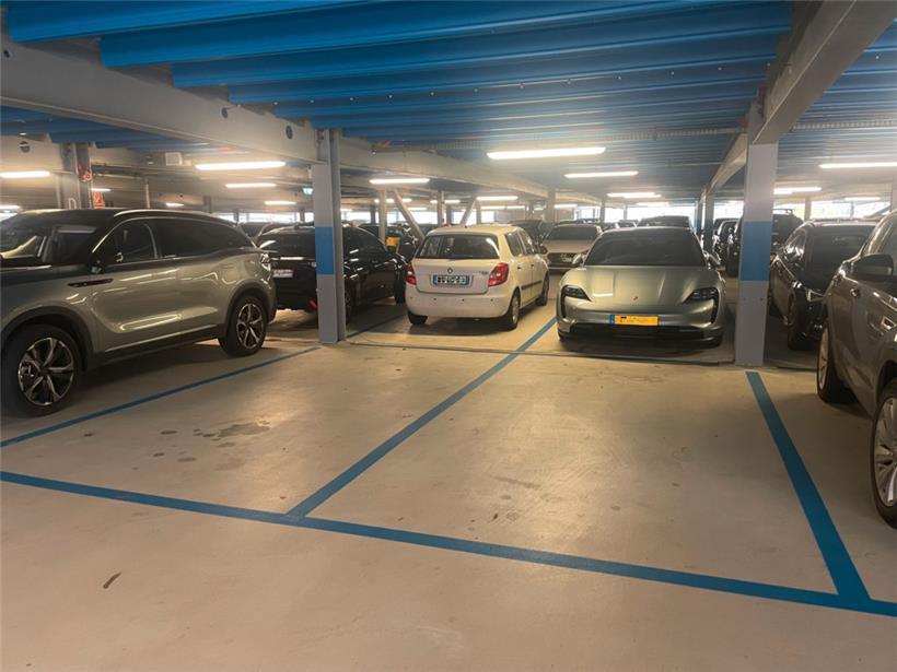 Unter anderem diese beiden Stellplätze waren noch frei, während ein Automobilist...