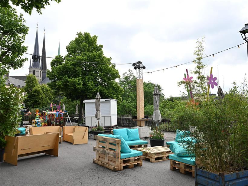 Kleiner bunter Spielzeugzug sorgt für Spaß und Unterhaltung bei Kindern im Spielbereich