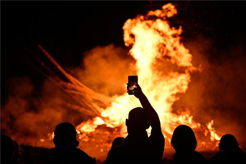 Buergbrennen 2026 in Esch mit großem Holzfeuer und traditioneller Frühlingsfeier in Luxemburg