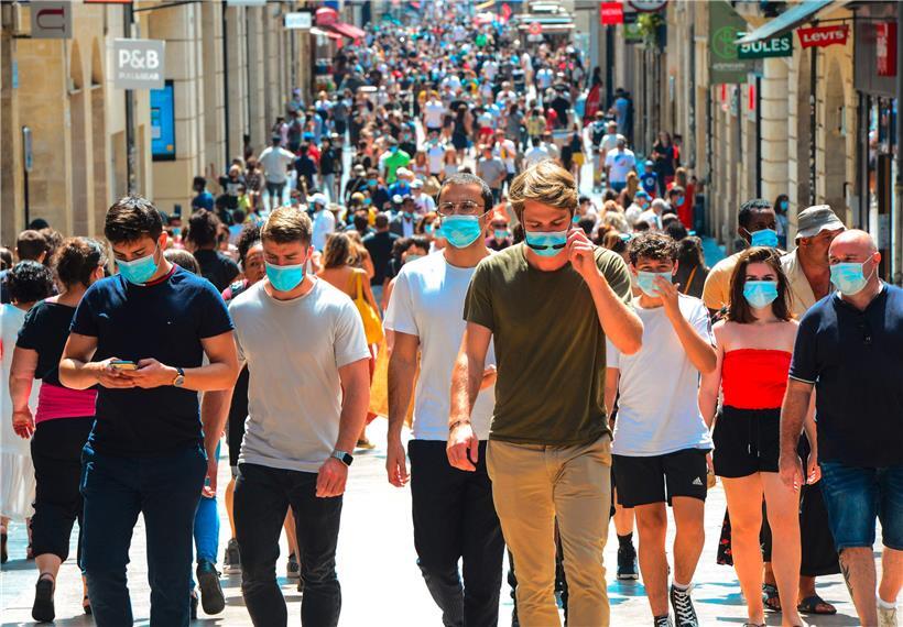 Unter anderem in der Fußgängerzone von Bordeaux herrscht bereits Maskenpflicht, jetzt wird der Mund-Nasen-Schutz auch bei der Arbeit verpflichtend 
