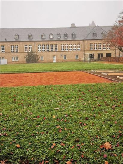 Unter anderem, weil die Schüler des Echternacher Gymnasiums die Sportfelder während der Bauarbeiten nicht benutzen können, sprach sich Direktor Henri Trauffler gegen einen Baustopp des Provisoriums aus
