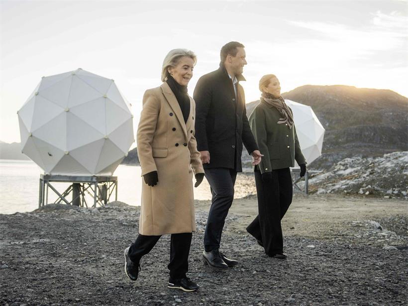 Unter arktischer Sonne: die dänische Ministerpräsidentin Mette Frederiksen (r.), EU-Kommissionspräsidentin Ursula von der Leyen (l.) und der grönländische Ministerpräsident Jens-Frederik Nielsen