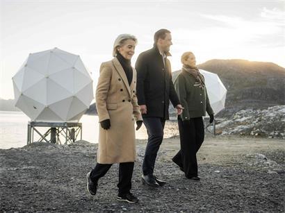 Unter arktischer Sonne: die dänische Ministerpräsidentin Mette Frederiksen (r.), EU-Kommissionspräsidentin Ursula von der Leyen (l.) und der grönländische Ministerpräsident Jens-Frederik Nielsen