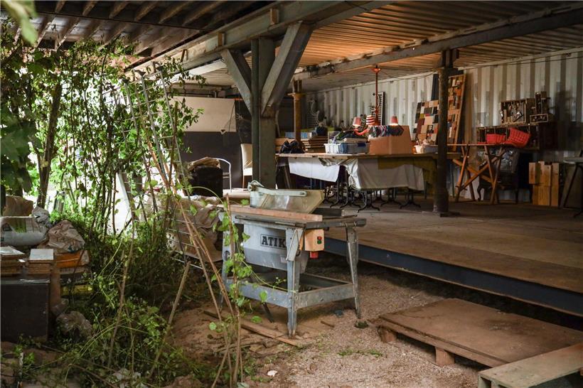 Unter dem Container-Dach soll der Kleidershop unterkommen. Aktuell befindet sich hier noch eine provisorische Upcycing-Werkstatt.
