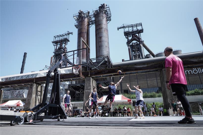 Unter den Hochöfen auf Belval startete am Samstag die diesjährige „3×3 Luxembourg Tour“
