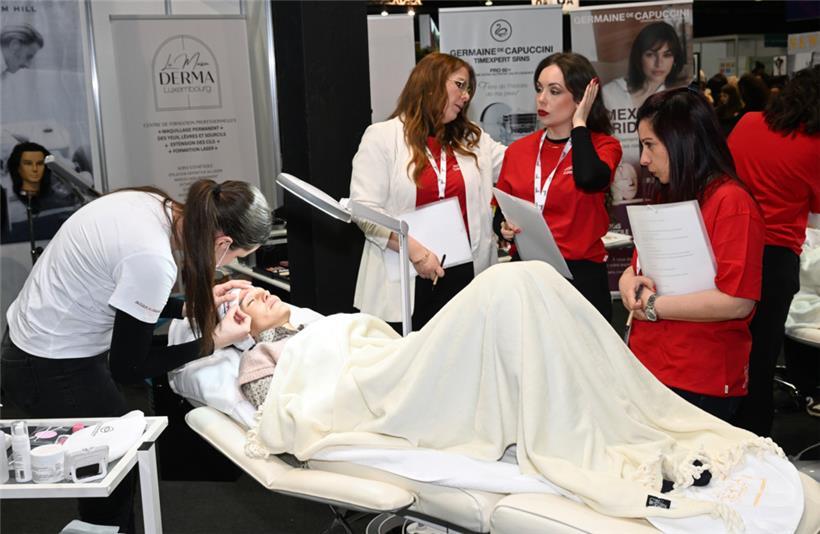 Unter den fachkundigen Blicken der Ausbilder konnten die Schülerinnen erste Gesi...