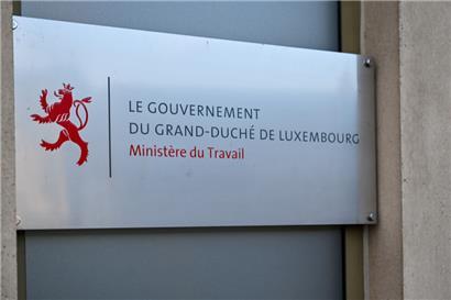 Unter welchem Minister wurde der Sonderstatus der Hilfsorganisation CASA beschlossen?
