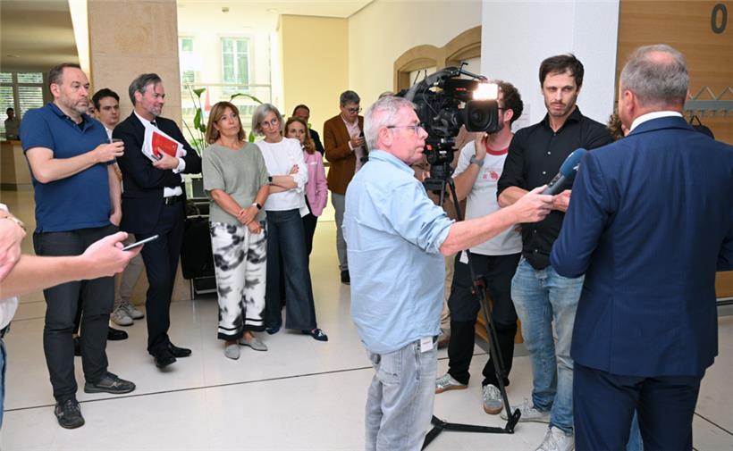 Unterbrechung der Mammutsitzung: Abgeordnete lauschen dem Pressestatement von Finanzminister Gilles Roth
