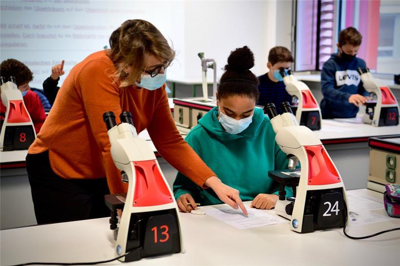 Unterricht mit Maske oder auf Distanz gehörte für viele junge Menschen in den vergangenen zwei Schuljahren dazu. Unter anderem ihre Situation ist am Donnerstagabend bei einer Gesprächsrunde in der Hauptstadt Thema.
