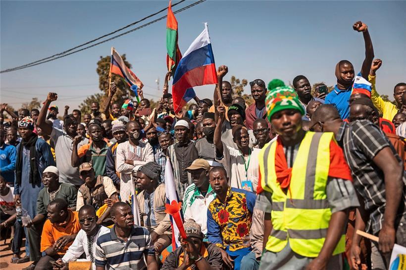 Unterstützer des Militärputschisten Ibrahim Traoré demonstrieren in der Hauptstadt Ouagadougou mit russischen Flaggen
