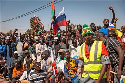 Unterstützer des Militärputschisten Ibrahim Traoré demonstrieren in der Hauptstadt Ouagadougou mit russischen Flaggen
