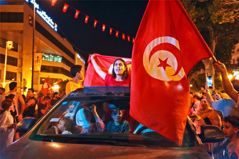 Unterstützer des Präsidenten Kais Saïed feierten das Resultat des Referendums auf der avenue Habib Bourguiba in Tunis 
