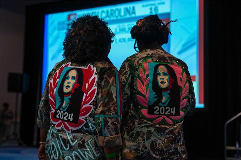 Unterstützer, die Kamala Harris-Jacken tragen, nehmen an einer Wahlparty der Geo...