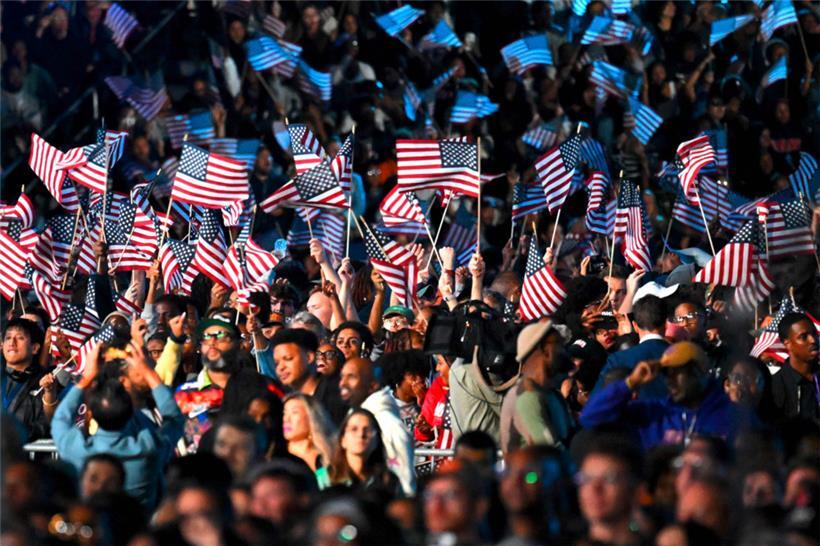 Unterstützer schwenken US-Flaggen während einer Wahlkampfveranstaltung für die V...