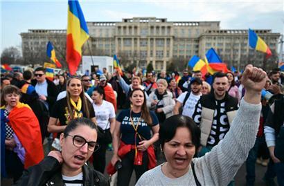Unterstützer von Calin Georgescu demonstrierten am Dienstag vor dem Verfassungsgericht in Bukarest
