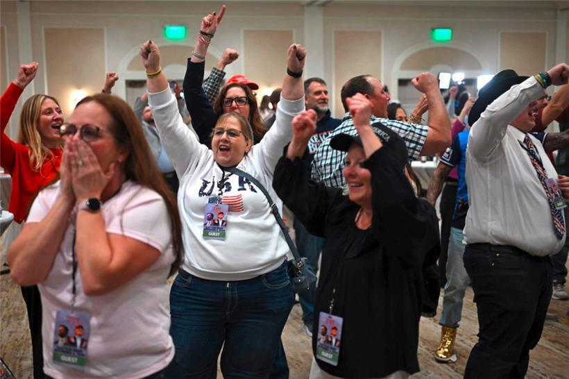 Unterstützer von Donald Trump reagieren auf die Wahlergebnisse bei einer republi...