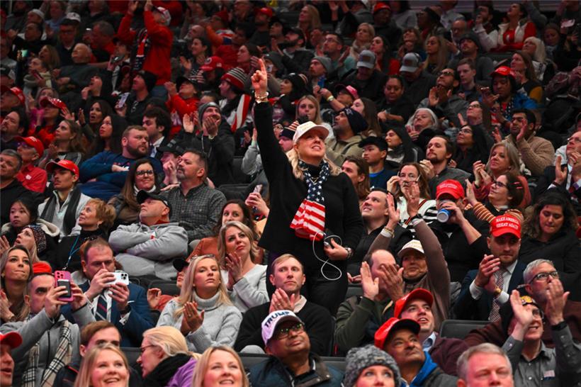 Unterstützer von Donald Trump verfolgten die Feier im Kongress in der Capitol One Arena in Washington DC
