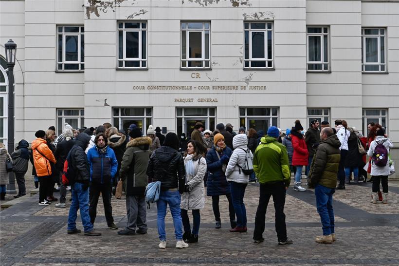 Unterstützer warten auf Nachrichten. Das Urteil war nach drei Minuten verkündet:...