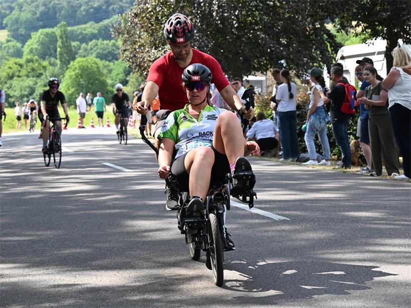 Para- und Back-to-Sport-Athleten mit Begleitern beim Training für inklusive Sportförderung