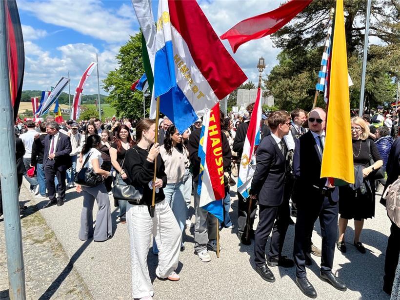 Unterwegs zur Blumenniederlegung