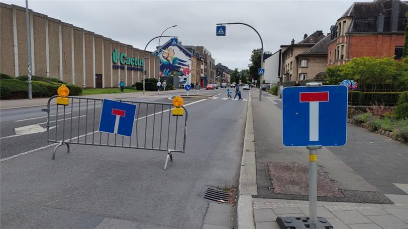 Unverhofft kommt oft: Am ersten Juli-Wochenende bekam die Luxemburger Straße einen neuen Belag. Der Verkehr wurde in die umliegenden Viertel umgeleitet, ohne dass die Escher informiert waren.   

