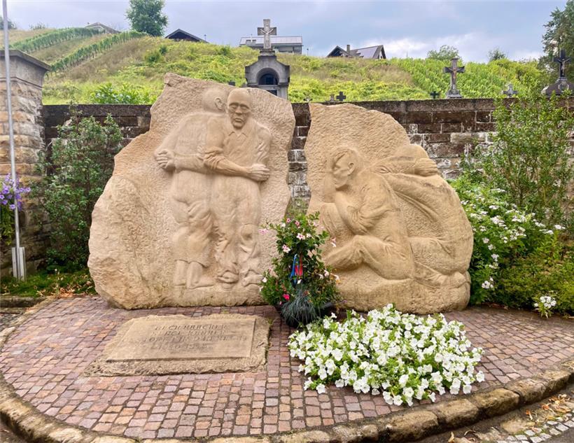 Unweit der Schmierereien befindet sich ein Mahnmal für die Opfer des Zweiten Wel...