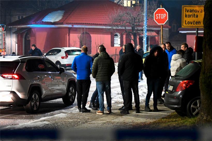 Unweit des Tatortes haben sich Schaulustige eingefunden
