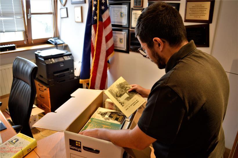 Unzählige Bücher, Fotos und Dokumentationen wurden dem Zentrum geschenkt. Nun fi...