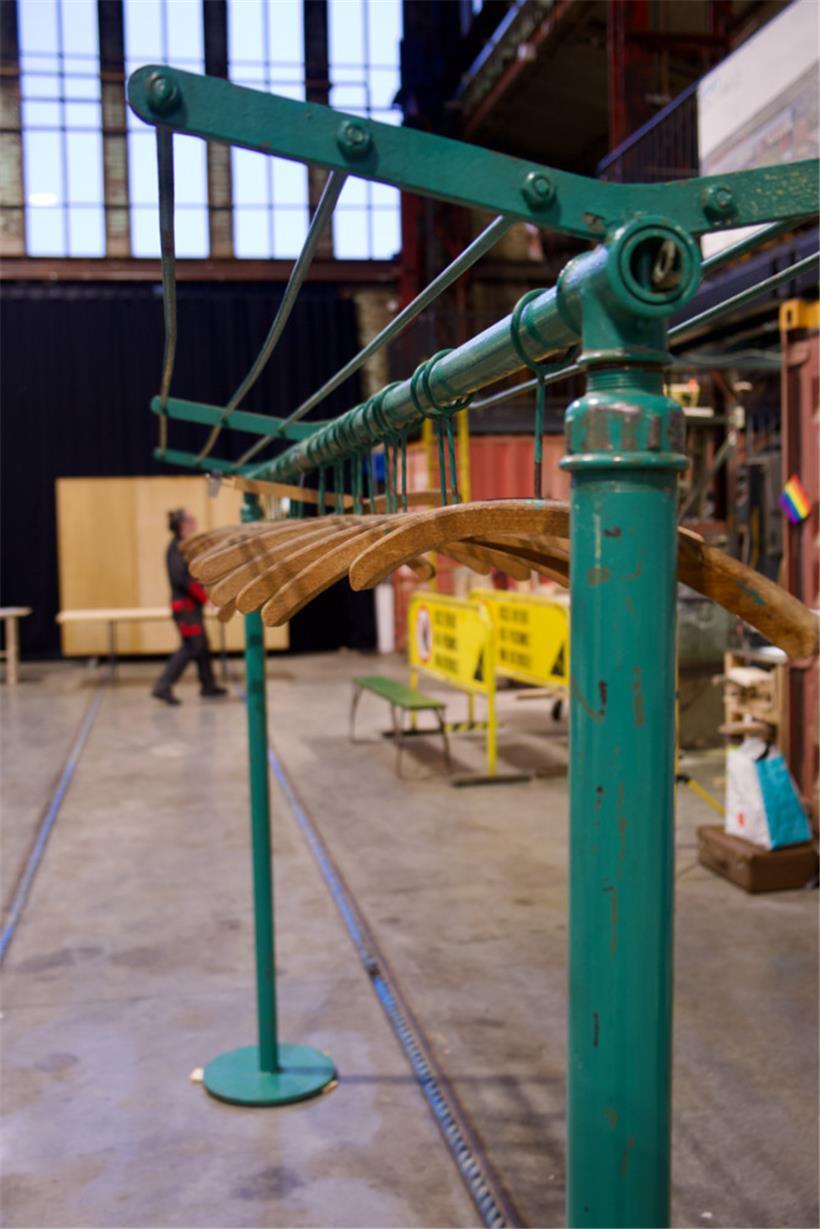 Upcycling: An diesen Bügeln stellt Muriel „Murel“ Wagener ihre Fotos aus
