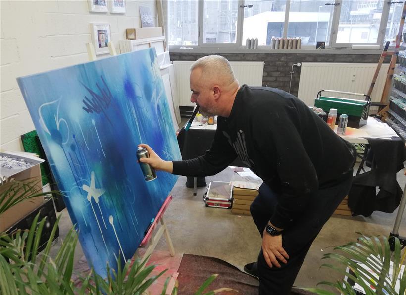 Urban Artist David Soner arbeitet an seinem neuesten Werk – ohne Publikum. „Live Paintings“ musste er während der Pandemie absagen.
