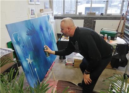 Urban Artist David Soner arbeitet an seinem neuesten Werk – ohne Publikum. „Live Paintings“ musste er während der Pandemie absagen.
