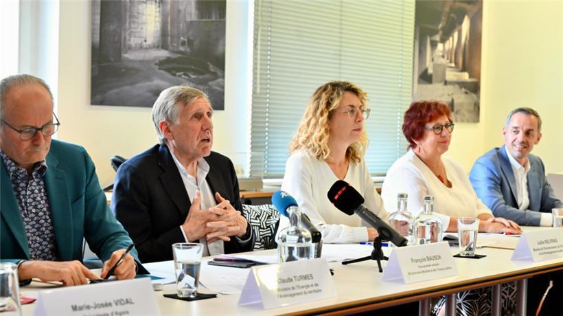 Urbanismusminister Claude Turmes, Mobilitätsminister François Bausch, Umweltministerin Joëlle Welfring („déi gréng“), die Sanemer Bürgermeisterin Simone Asselborn-Bintz (LSAP) und der Escher Bürgermeister Georges Mischo (CSV) stellten das neue Mobilitätskonzept vor
