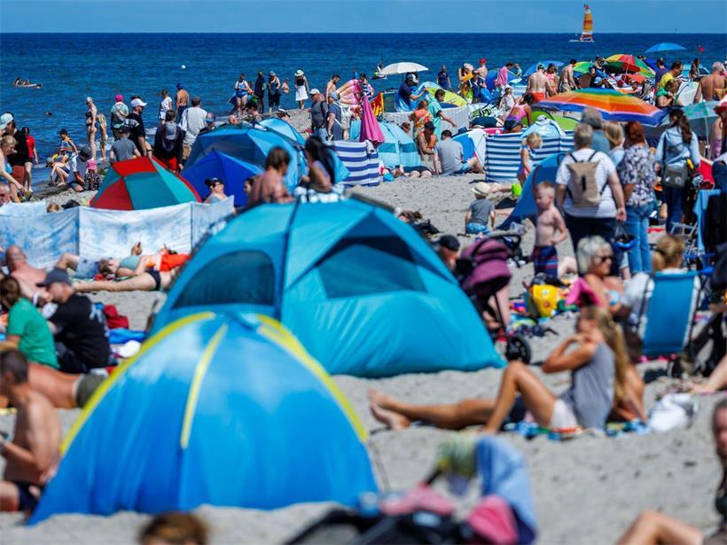 Urlauber nutzen das warme und sonnige Wetter für einem Strandbesuch