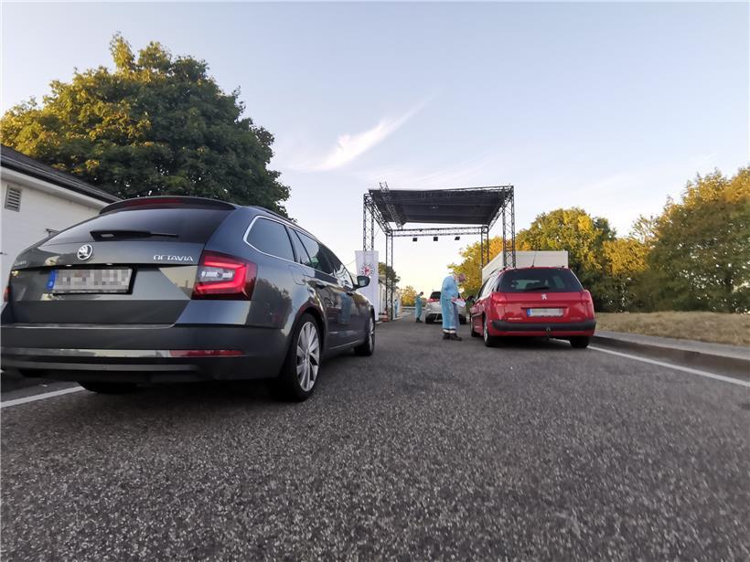 Urlaubsrückkehrer vor der Teststation an der A64 (Parkplatz Markusberg) bei Trier
