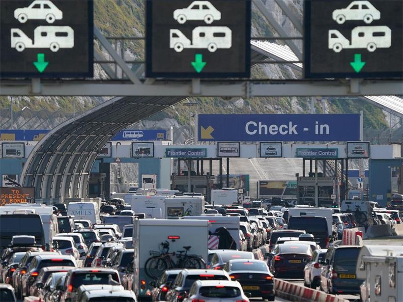Urlaubsverkehr staut sich, während Reisende zu Beginn der Hauptreisezeit im Sommer den Ärmelkanal überqueren wollen, vor dem Hafen von Dover in Kent