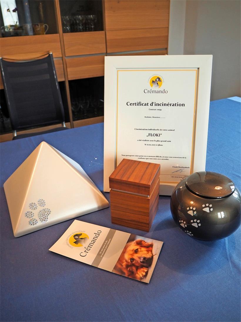 Urnen und Zertifikat von Crémando
