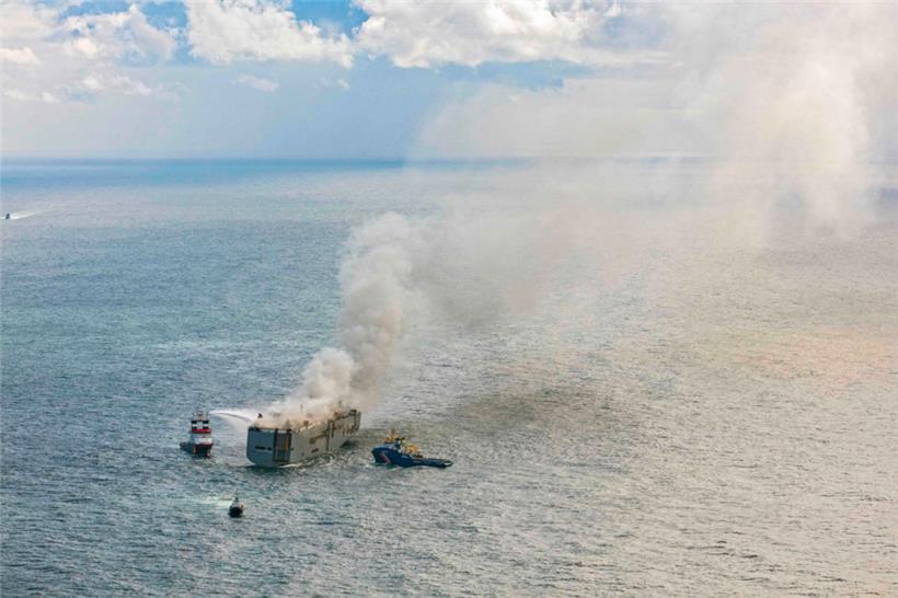 Ursache des Feuers war laut der Küstenwache vermutlich ein in Brand geratenes Elektroauto
