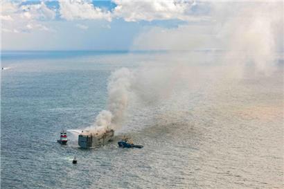 Ursache des Feuers war laut der Küstenwache vermutlich ein in Brand geratenes Elektroauto
