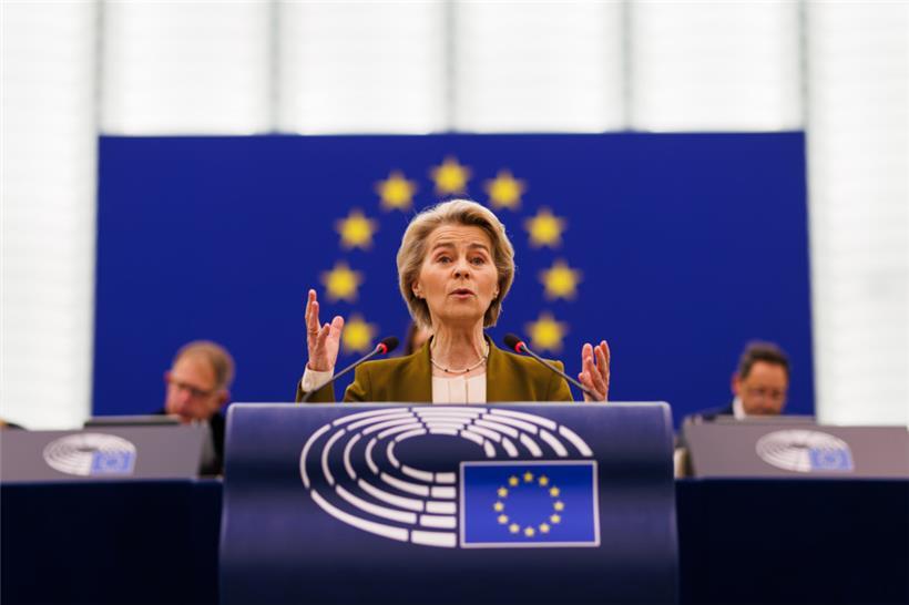 Ursula von der Leyen (CDU), Präsidentin der Europäischen Kommission, steht im Gebäude des Europäischen Parlaments und spricht
