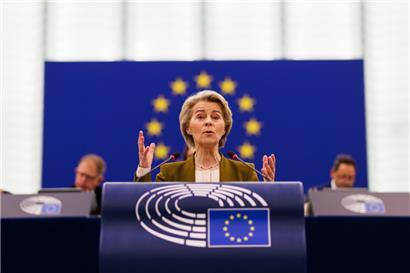 Ursula von der Leyen (CDU), Präsidentin der Europäischen Kommission, steht im Gebäude des Europäischen Parlaments und spricht
