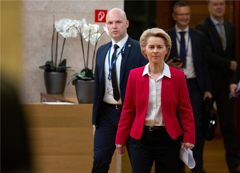 Ursula von der Leyen (CDU), Präsidentin der Europäischen Kommission, trifft zu einer Sondersitzung im Hauptsitz der Europäischen Union ein.
