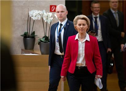 Ursula von der Leyen (CDU), Präsidentin der Europäischen Kommission, trifft zu einer Sondersitzung im Hauptsitz der Europäischen Union ein.
