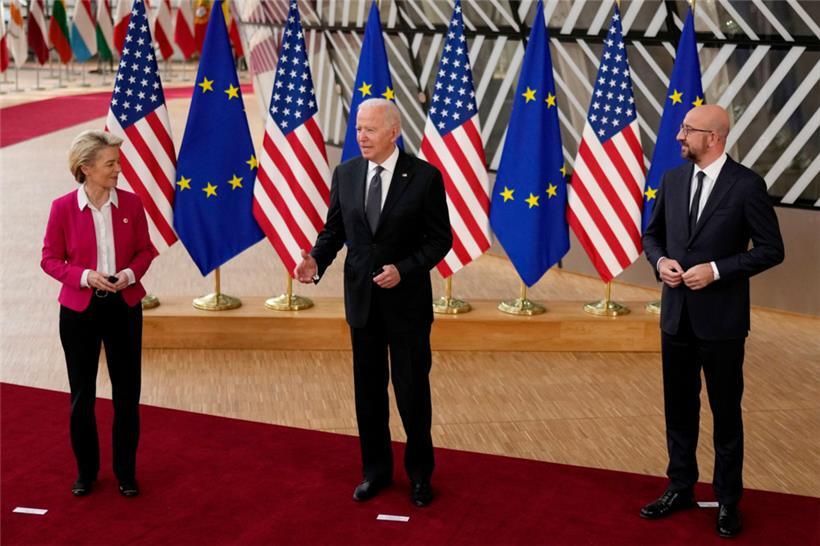 Ursula von der Leyen, Präsidentin der Europäischen Kommission, Joe Biden, Präsident der USA, und Charles Michel, Präsident des Europäischen Rats, sprechen mit Journalisten vor dem EU-USA-Gipfel im Gebäude des Europäischen Rates 
